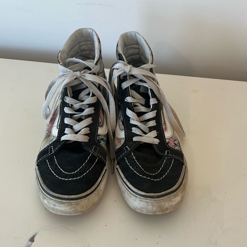 This brand is a skateboarding brand but is also used for everyday shoes too.